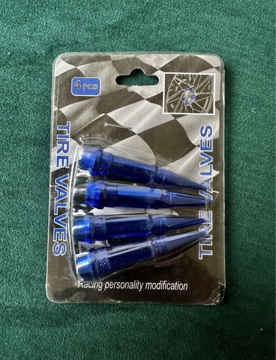 Nakrętki na wentyle / tire valves - 4 sztuki