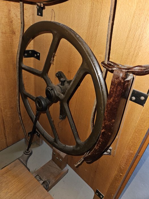 Старинная раритетная швейная ножная машина с тумбочкой 1958 года