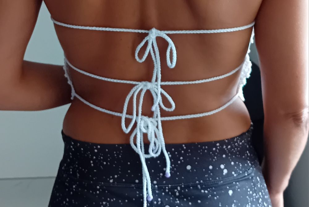 Top em croche sem costas com miçangas