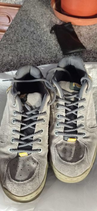 Diversos sapatos e ténis de marca