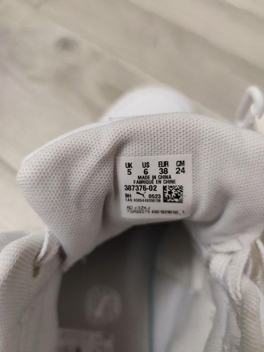Puma Carina 2.0 Mid Winter Sneakers білого кольору.