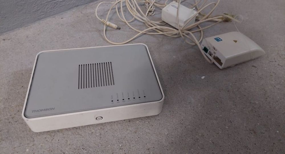 2 routers in excellent condition64739821314049123