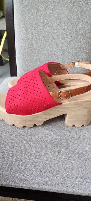 Buty damskie sandały na wysokiej koturnie