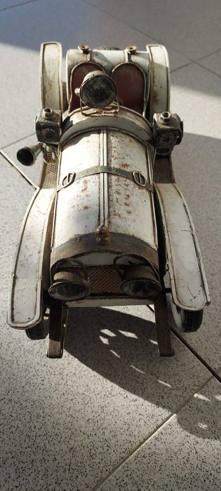 Peça decorativa réplica de calhambeque branco