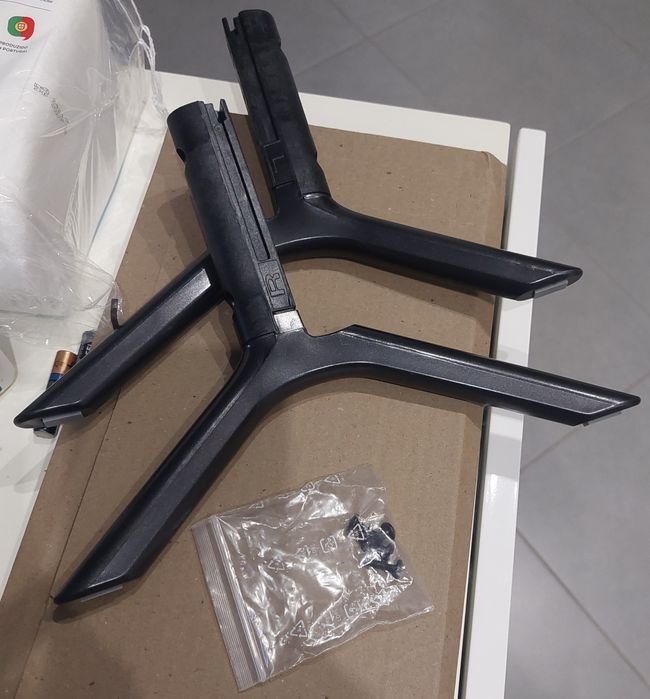 PÉS, apoio Tv samsung QE55Q60RAT