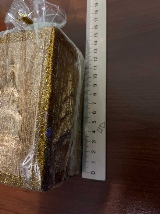 Декоративна новорічна золотиста свічка з блискітками.