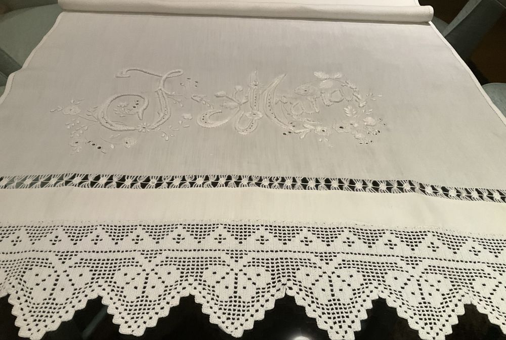 Toalha em linho puro bordada à mão - multiusos