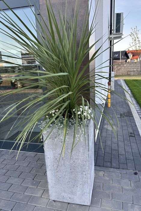 Donica betonowa ogrodowa zbrojona włóknami GFRC ze stopami