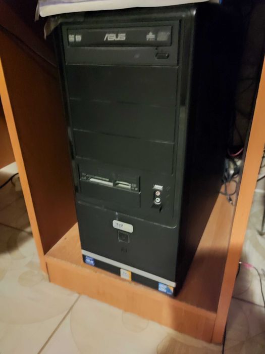 Продам комп'ютер,монітор та системний блок имонитор. в подарок колонки