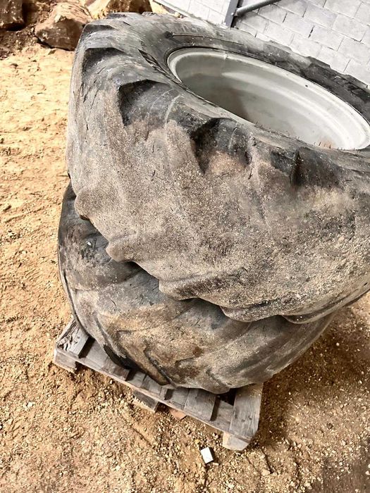 Pneus e jantes de máquina industrial