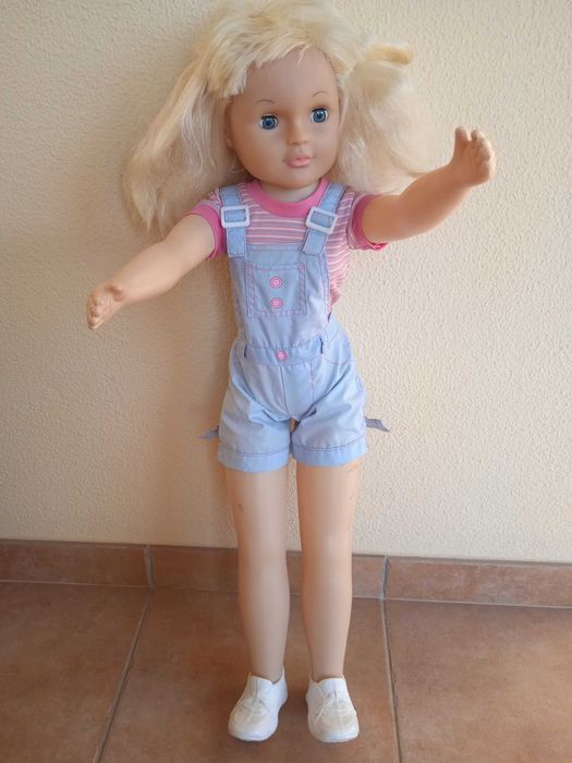 Boneca  com 75cm