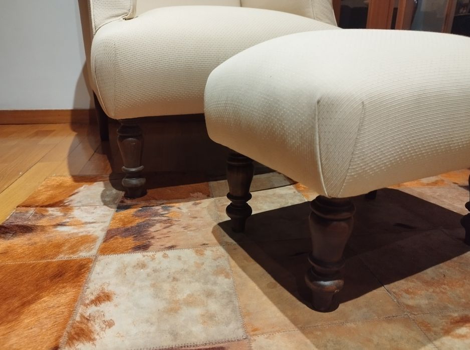 Poltrona bege com banqueta