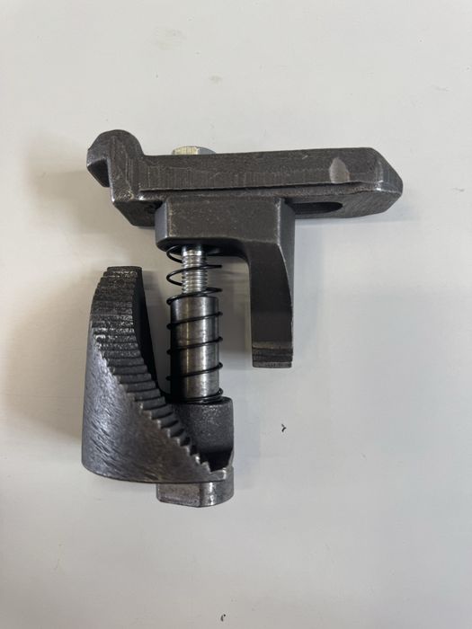 Docisk mechaniczny regulowany