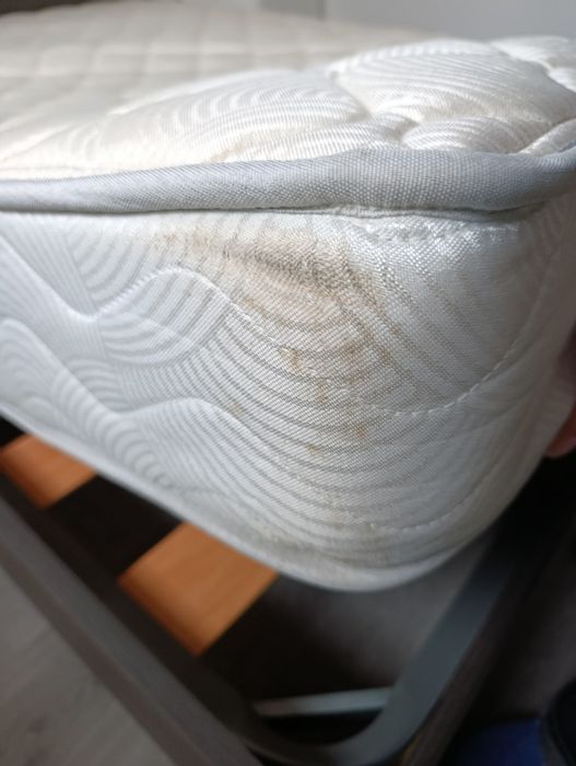 Cama com colchão 140x190