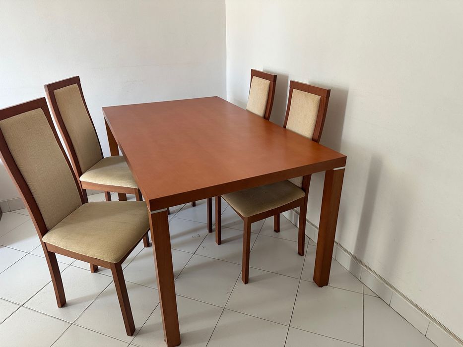 Sala de jantar mais 4 cadeiras