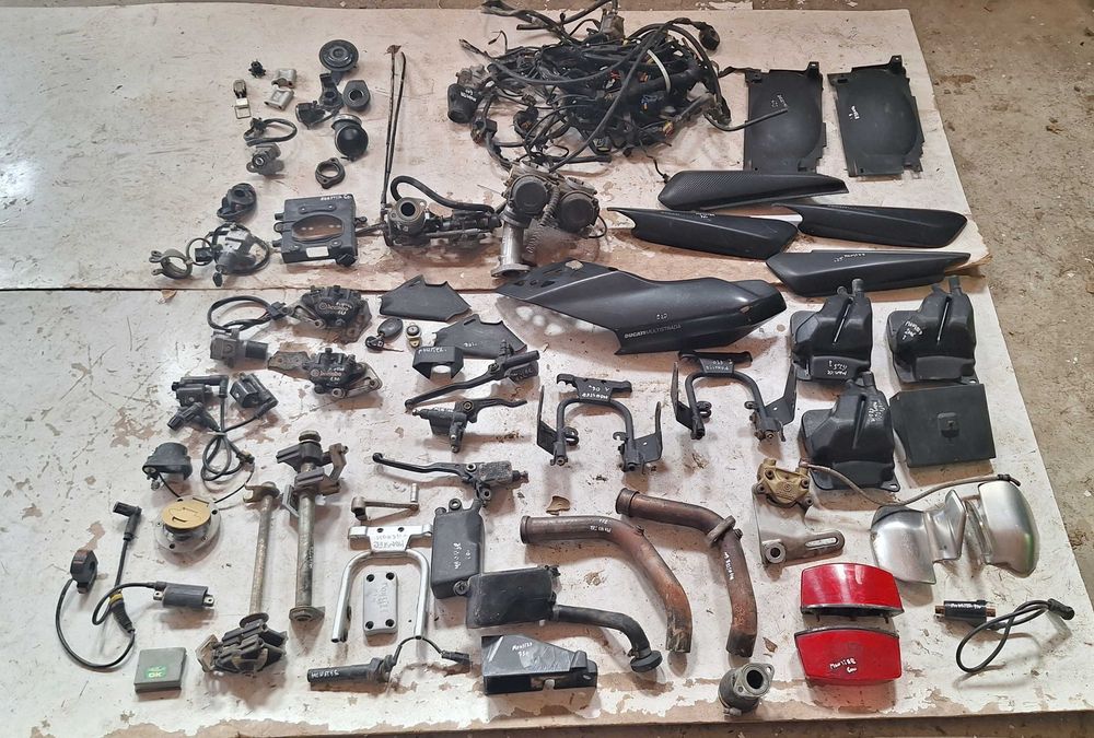 Ducati Monster 600  czujnik paliwa cewka stelaż pompa hamulca stacyjka