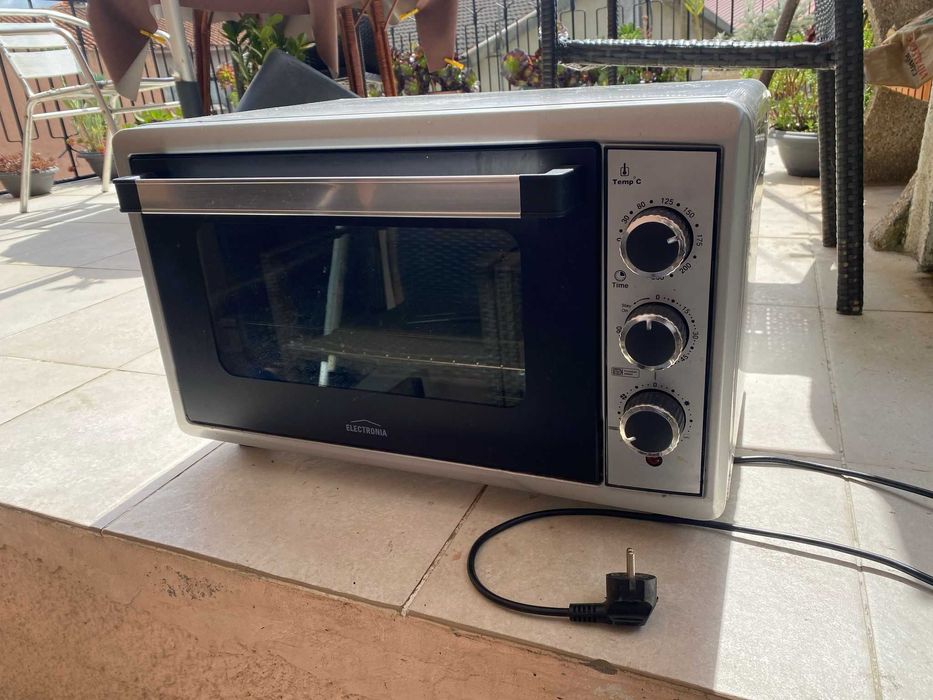 Forno elétrico em excelente estado, usado somente uma vez.