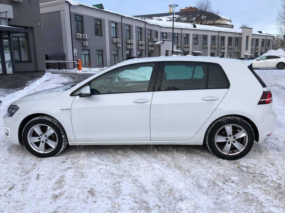 Оренда електромобіля Volkswagen e-Golf Highline