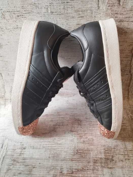 Adidas superstar brokatowy przód.