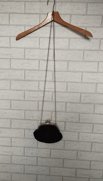 Mała torebka na łańcuszku