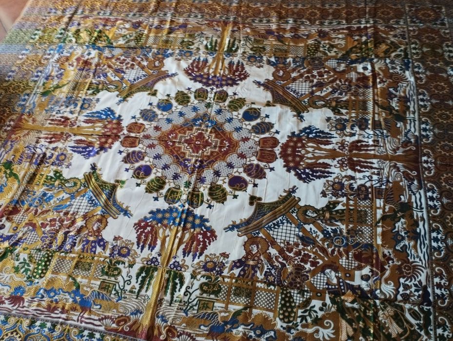 Colcha em seda nova, 213cm X 244cm.