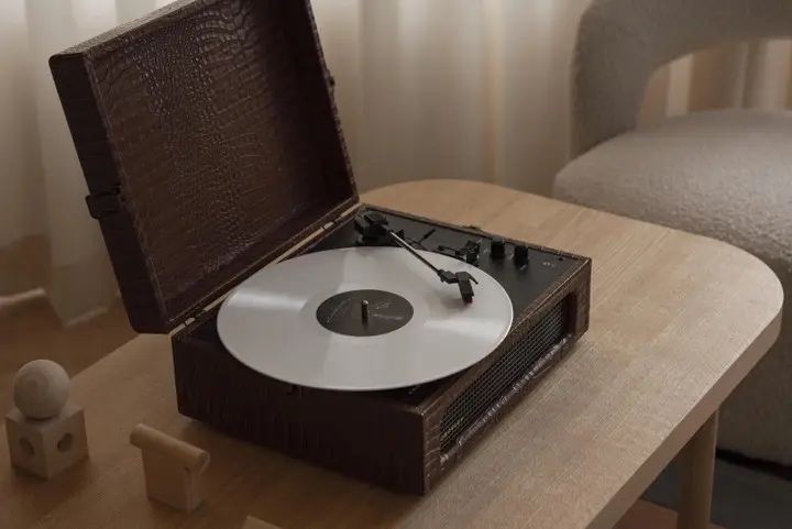 Crosley Voyager Brown Croc BT (CR8017A-BR) Грамофон, програвач вінілових дисків