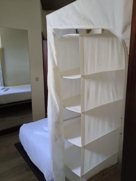 Alugo quarto com casa de banho privada.