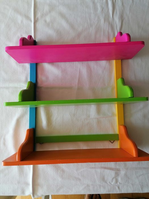 Móvel prateleiras coloridas para quarto de criança