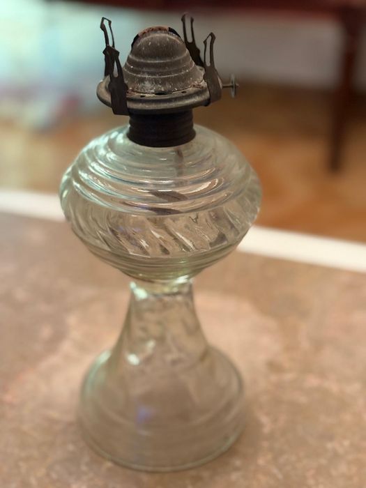 Antiga lamparina incompleta