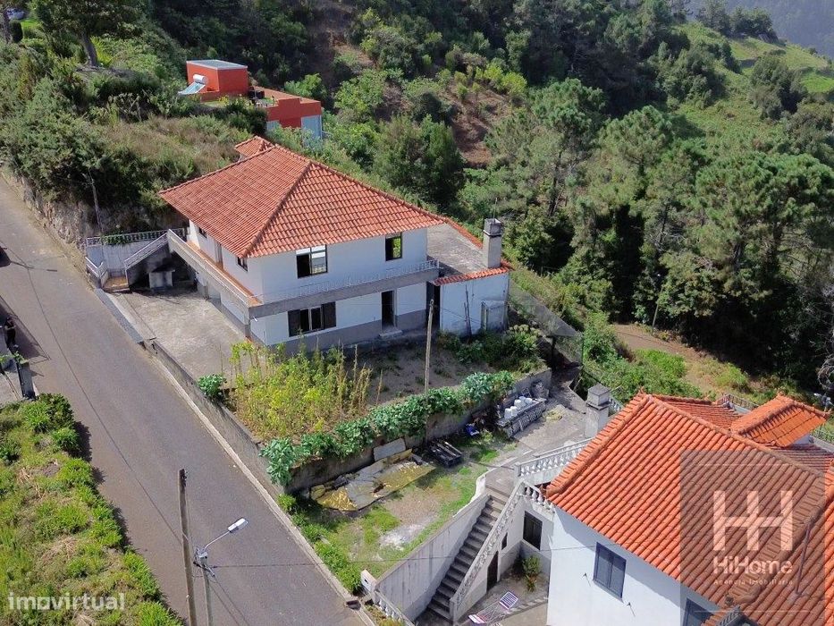Moradia T5 para Recuperar | Ilha, Santana