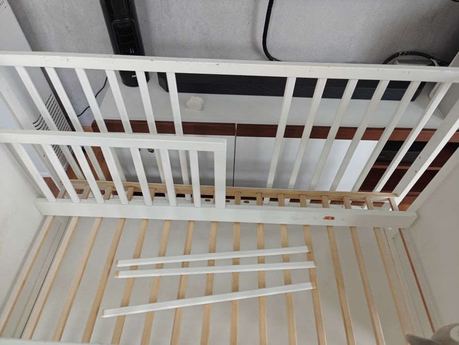 Łóżeczko dziecięce Bajka biała żyrafa drewniane z wyposażeniem