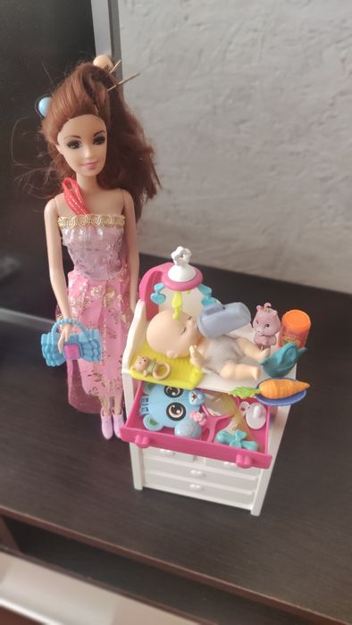 Барбі з новонародженим