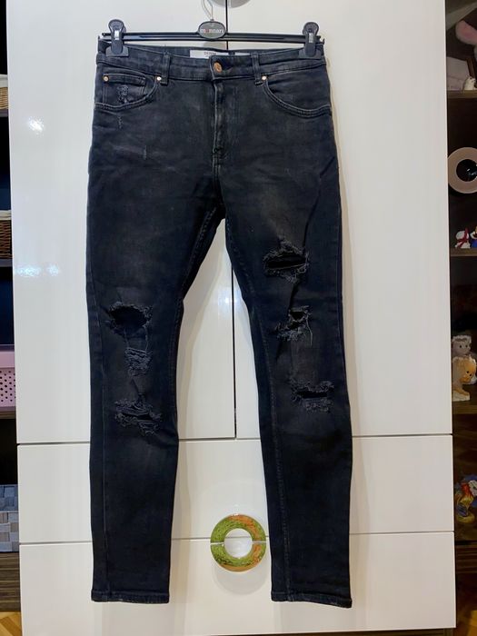 Bershka skinny jeans meskie z przetarciami