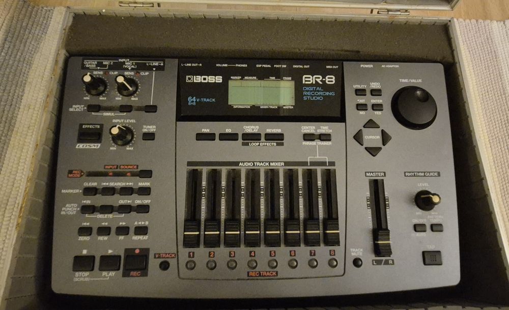 BOSS BR-8 – Estúdio de Gravação Digital – 64 V-Tracks