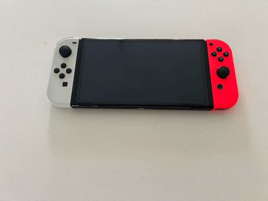 Nintendo Switch OLED (Como Nova - 1 Ano de Uso) + Acessórios