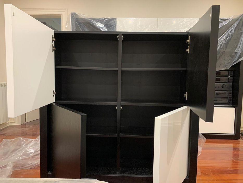 Módulo bar, em carvalho cor wengué, lacado a branco