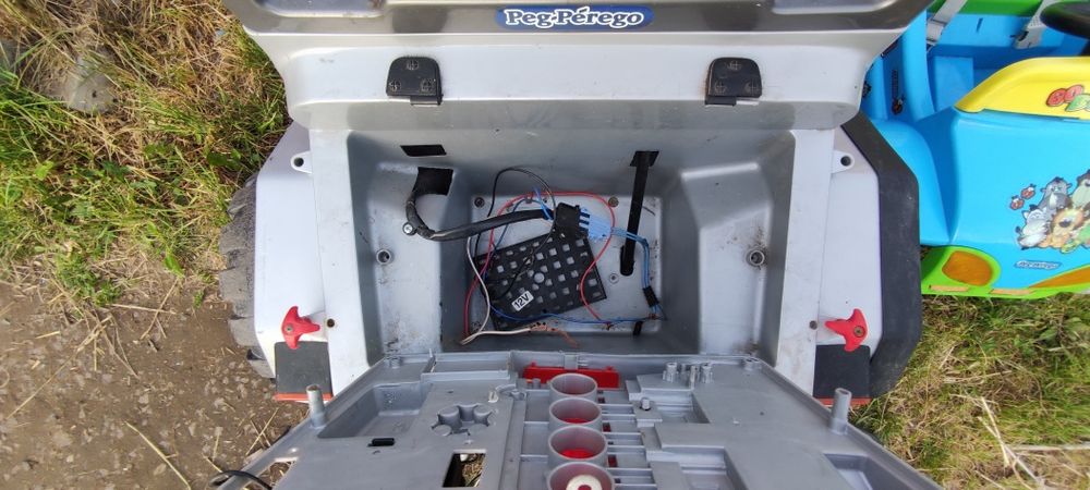 Дитячий автомобіль 2шт (акумуляторний)