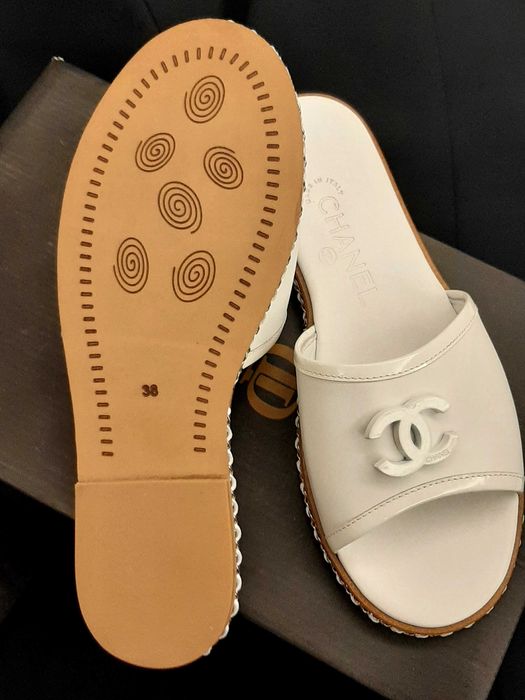 Klapki Chanel białe