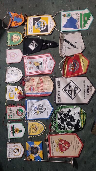 Lote 42 Galhardetes de Clubes Desportivos e Associações