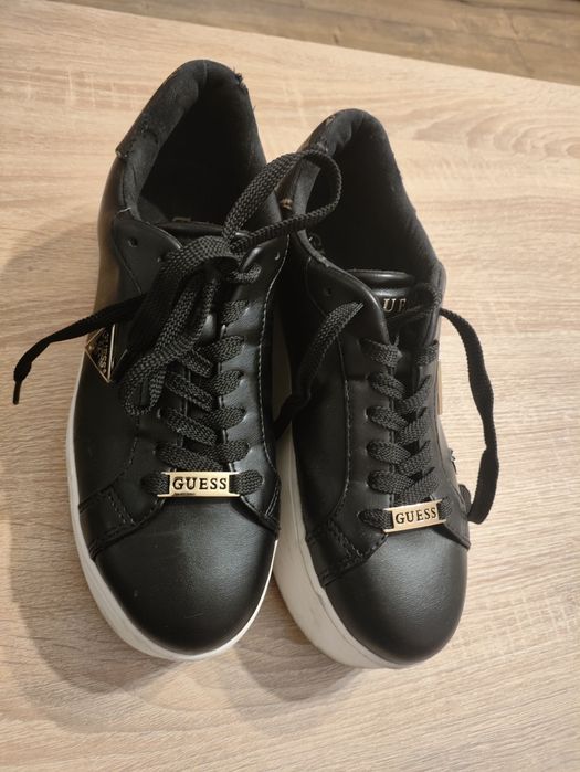 Czarne sneakersy GUESS – złote detale rozmiar 39