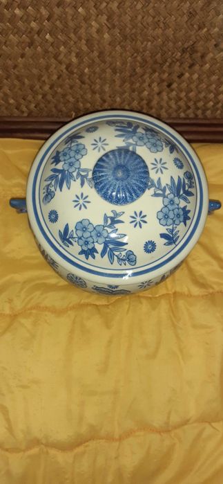 Terrina Azul com Motivos Florais Marcado na Base