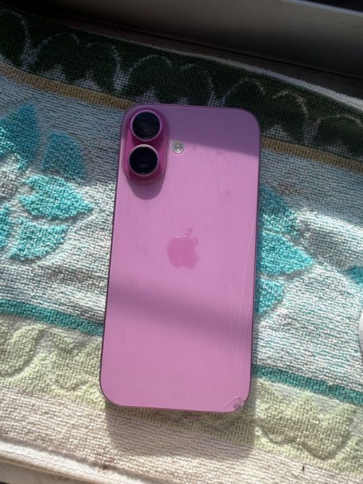 iPhone 16 128GB rosa, bateria 92%. Tudo funciona perfeitamente, incluindo Face ID. Tem apenas um trincado no ecrã. 380€ negociável