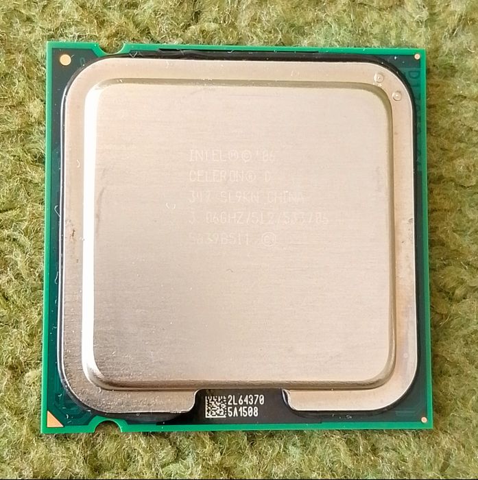 Płyta główna Gigabyte wraz z procesorem Intel Celeron głośniczkiem i kablami.