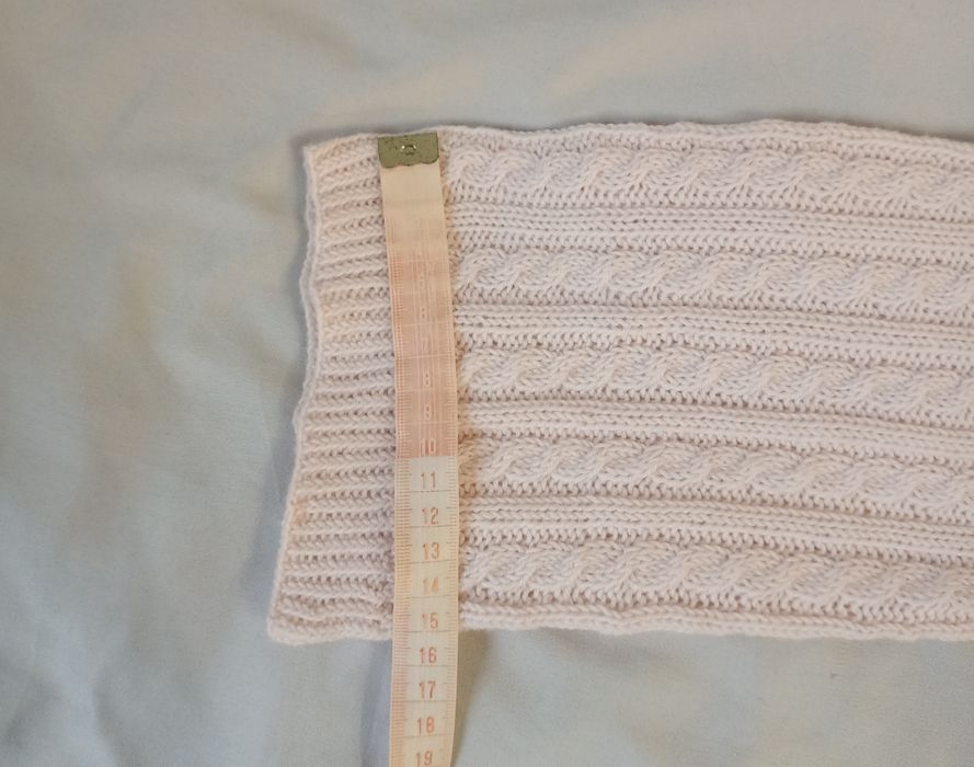 Sweter robiony na drutach