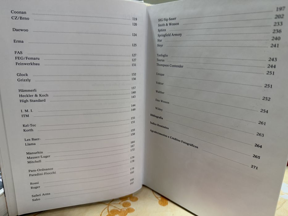 Livro enciclopedia das pistolas e revolveres
