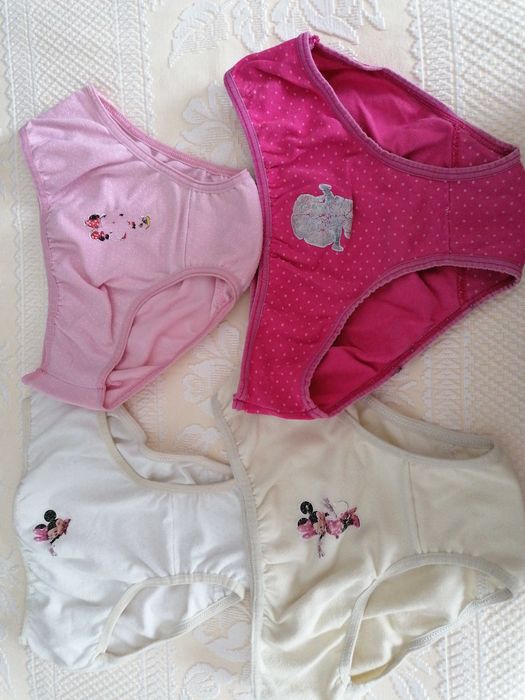 Vários lotes de  cuecas menina