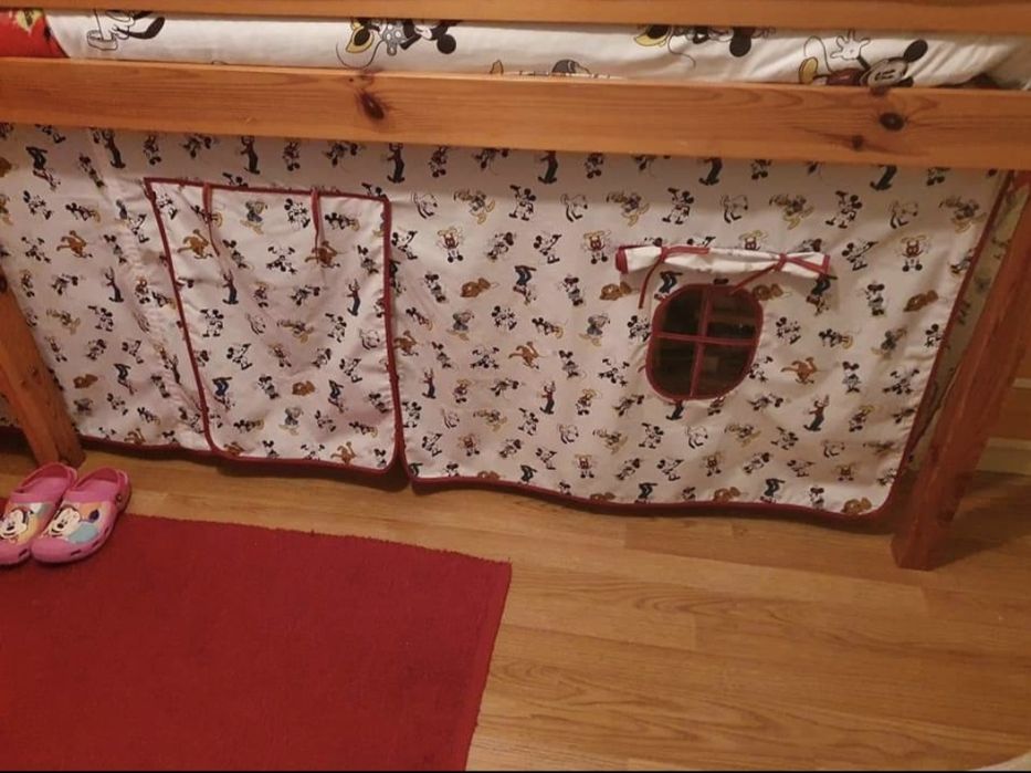 Cama de criança com tenda