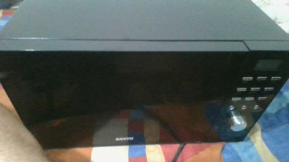 vendo forno/micro-ondas da Sanyo completamente novo por 150 euros e liquidificador por 40 euros