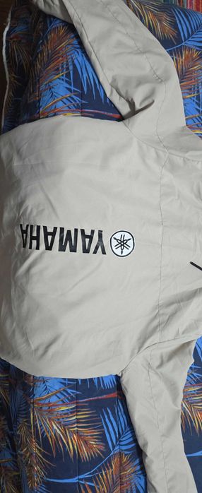Jaqueta  creme com capuz da marca yamaha