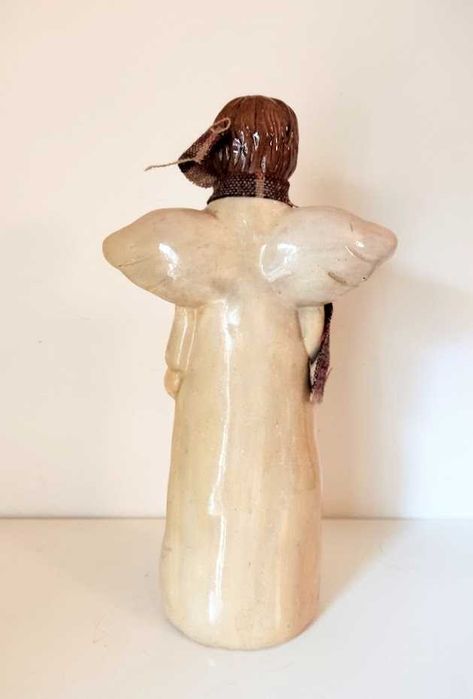 Anjo em cerâmica vidrada com adereço em tecido